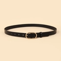 Detailaufnahme des schwarzen schmalen Ledergürtels mit polierter goldener Oval-Schnalle - Schwarz / 102*2.3