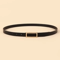 Vue détaillée d'une ceinture en cuir noir lisse avec une boucle rectangulaire dorée chic - 102*1.8 / Sangle Noire Boucle Dorée