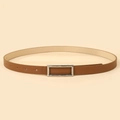 Détail d'une ceinture fine en cuir marron avec boucle rectangulaire argentée - 102*1.8 / Camel Boucle Argent