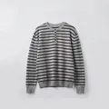 Gestreepte lichtgrijze heren Henley trui met lange mouwen en zwarte knopen en ribboorden - S / donkergrijs