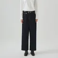 Dunkelblaue Wide-Leg-Jeans mit asymmetrischem Bund und schwarzem Gürtel - S / Blau