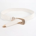 Détail d'une ceinture tressée blanche en coton avec boucle et embout en métal doré - Blanc