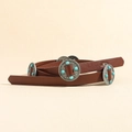 Detail van vintage boho leren riem met zilver gegraveerde platen en turquoise kralen - Kameel met blauwe kraal