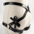 Imbracatura per gamba in ecopelle nera con anelli in metallo e fiocchetti decorativi - Fiocco Nero