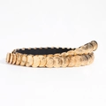 Dettaglio di dischi in metallo dorato con incisioni floreali su cintura elastica - Stile a Moneta Floreale (19420 Oro)