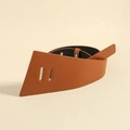 Brede damesriem in karamelbruin leer met een uniek asymmetrisch geometrisch ontwerp - camel