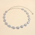 Dettaglio di cintura a catena argento con placche ovali goffrate e chiusura a moschettone - Stile 19373 Argento