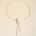 Elegante cintura a catena di perle con fiore di camelia bianca e nappe pendenti - Bianco