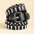 Détail de la ceinture punk Y2K avec trois rangées de clous métalliques argentés - Style Balle Noir