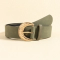 Cintura da donna verde oliva vintage con fibbia dorata decorata su sfondo neutro - Fibbia a Mezzaluna Floreale Vintage / Verde