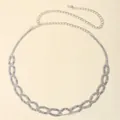Détail de la ceinture chaîne argentée élégante ornée de strass et fermoir homard - Ovale d'Argent