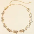 Detail der eleganten goldenen Metall-Taillenkette mit Wellenstruktur und Verstellkette - Gold