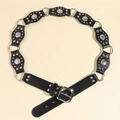Détail d'une ceinture western en similicuir avec patchs ovales, anneaux et rivets gravés - Sangle Noire Boucle Argentée