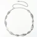 Dettaglio della catena in vita a foglia in metallo argento con texture martellata e gancio - Argento