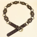 Détail d'une ceinture en cuir vintage style Western avec rivets fleuris et anneaux - 120cm / Bronze Antique Café
