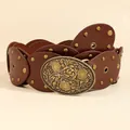 Dettaglio di cintura vintage marrone in pelle PU con borchie e fibbia in metallo - Bronzo Rosso Marrone / 150cm