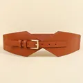 Dettaglio cintura corsetto marrone in pelle sintetica con fibbia dorata ed elastico - Cammello