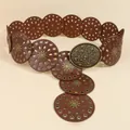 Détail d'une ceinture bohème en cuir avec rivets et boucle vintage gravée - Marron Rougeâtre Bronze (HYP19742) / 115cm