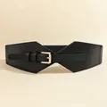 Dettaglio di una cintura alta in pelle nera con fascia elastica e fibbia dorata - Nero