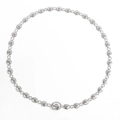 Dettaglio di catena da corpo in metallo argento vintage con medaglioni floreali boho - Argento
