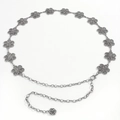 Detail van vintage zilveren metalen tailleketting met holle bloemen en karabijnsluiting - Zilver