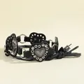 Dettaglio cintura in pelle nera a forma di cuore con occhielli e anelli in metallo argento - Argento Nero