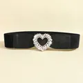 Dettaglio della cintura elastica con grande fibbia a cuore decorata con strass lucidi - Nero