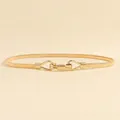 Nahaufnahme der goldenen elastischen Metall-Tailenkette mit symmetrischer Schnalle - Gold