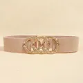 Makroaufnahme des elastischen Gürtels mit goldenen Ringen und glitzernder Textur - Perlrosa Gold