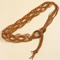 Detalle de cinturón trenzado bohemio con cuentas de madera y detalles de borlas - Camel