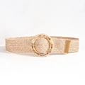 Détail de la ceinture en paille tressée beige avec boucle ronde en résine marbrée - Beige