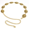 Dettaglio della catena da vita boho dorata con dischi floreali incisi e chiusura a moschettone - Oro