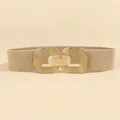 Vista detallada de cinturón elástico ancho beige con hebilla geométrica de metal dorado - 65cm / Caqui