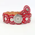 Roter Boho-Ledergürtel mit floralen Metallplatten und silbernen Ösen für Damenkleider - 105cm / Rot Mit Silberner Schnalle