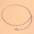 Elegante catena in vita da donna con perle bianche e maglie in metallo argentato lucido - Argento