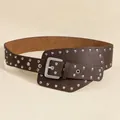 Dettaglio cintura a corsetto vintage marrone scuro con borchie e fibbia in metallo - caffè / 125cm