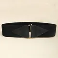 Dettaglio cintura elastica nera con fibbia a gancio dorata e inserti in similpelle pregiata - Nero
