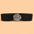 Detailansicht der silbernen Rosenschnalle an einem schwarzen elastischen Taillengürtel - Schwarz (Elastischer Stil)