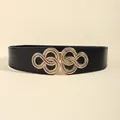 Dettaglio della cintura elastica nera alta con fibbia dorata a forma di infinito - Nero / 65cm