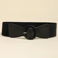Dettaglio di una cintura elastica nera larga con una grande fibbia rotonda in ecopelle - 72cm / Nero