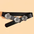 Detailansicht eines schwarzen Ledergürtels mit drei silbernen Rosenornamenten für Damen - Schwarz (Gürtel-Stil)