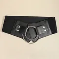 Détail d'une large ceinture élastique noire avec doubles anneaux argentés et rivets décoratifs - Taille unique / Noir