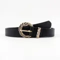 Cintura elegante da donna in pelle nera con fibbia tonda in metallo dorato lavorato - Nero