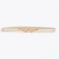 Détail de la ceinture élastique beige avec une boucle dorée à double anneau entrelacé - Beige / 75cm