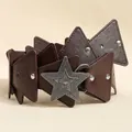 Dettaglio della cintura bohémien in pelle con fibbia a stella e rivetti argento - Fibbia Nero Fucile Caffè / 105cm