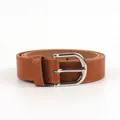 Dettaglio cintura in pelle marrone con trama litchi e fibbia in metallo argentato a D - Cammello / 105cm