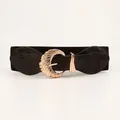 Gros plan sur la boucle dorée en forme de coquillage sur ceinture élastique noire - 80cm / Noir