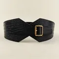 Details von schwarzem Gürtel mit Krokoprägung und großer goldener Schnalle - Schwarz