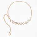 Dettaglio della catena in oro a forma di cuore con strass bianchi per abiti da spiaggia - Oro