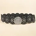 Dettaglio di un'alta cintura nera vintage con fori circolari e fibbia metallica incisa - Argento Nero / 99cm